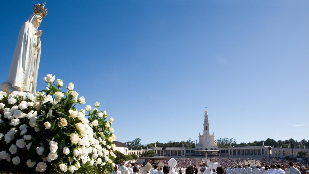 Pilgrims-at-the-Shrine-of-Fatima